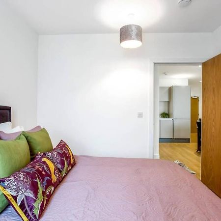 Stunning 2 Bed/2 Bath In Town Centre & Parking! Apartment Bracknell Exterior photo