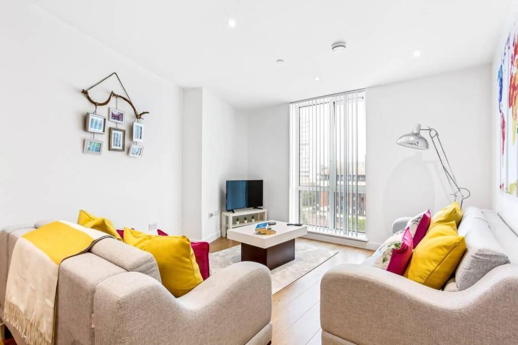 Stunning 2 Bed/2 Bath In Town Centre & Parking! Apartment Bracknell Exterior photo