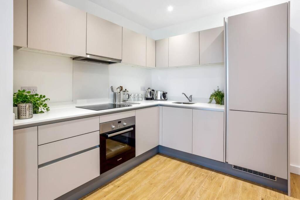 Stunning 2 Bed/2 Bath In Town Centre & Parking! Apartment Bracknell Exterior photo