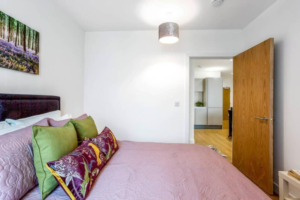 Stunning 2 Bed/2 Bath In Town Centre & Parking! Apartment Bracknell Exterior photo