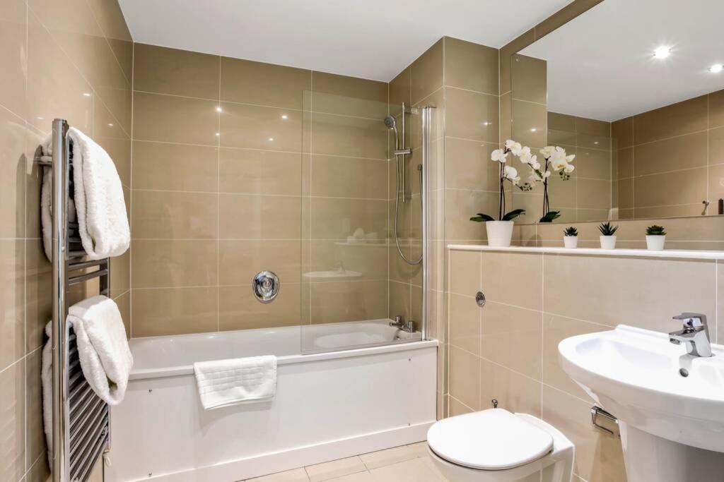 Stunning 2 Bed/2 Bath In Town Centre & Parking! Apartment Bracknell Exterior photo