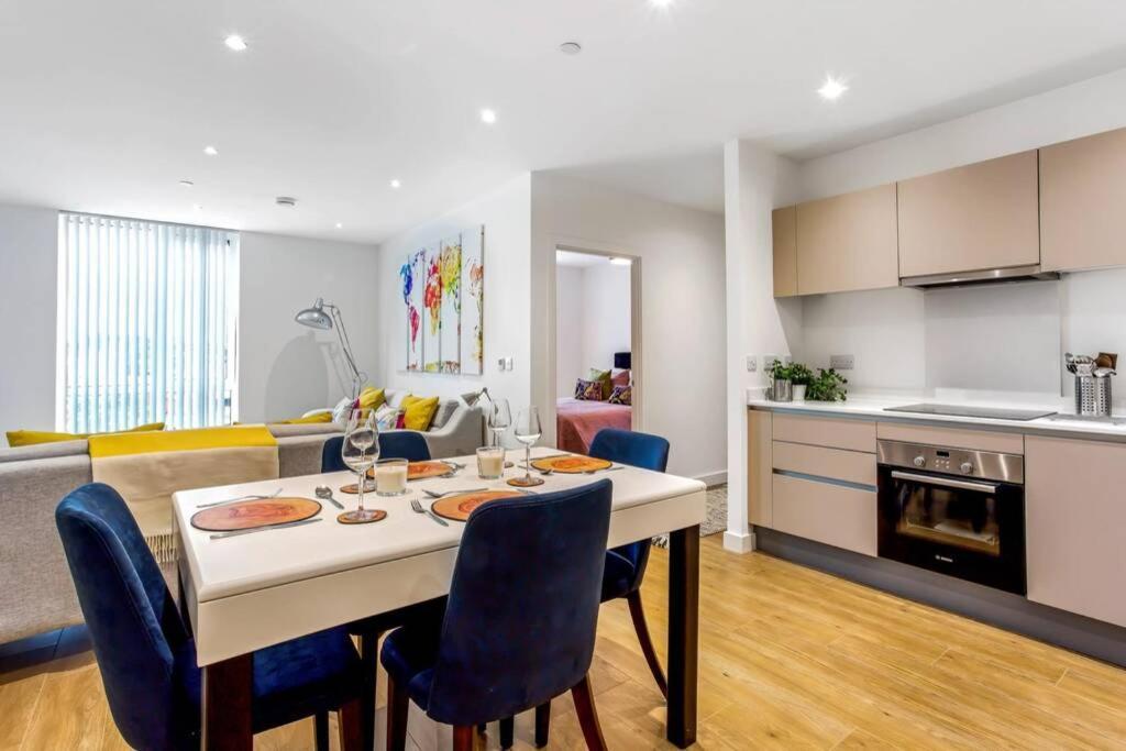 Stunning 2 Bed/2 Bath In Town Centre & Parking! Apartment Bracknell Exterior photo