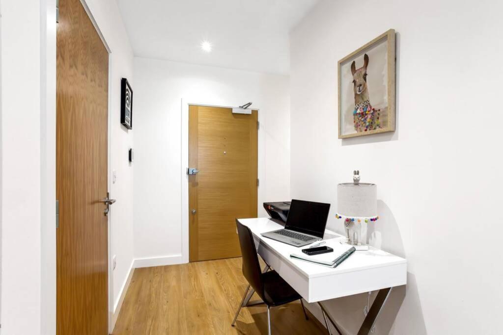 Stunning 2 Bed/2 Bath In Town Centre & Parking! Apartment Bracknell Exterior photo