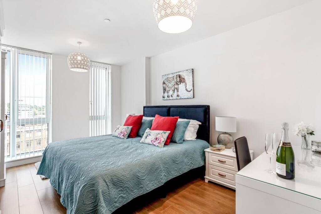 Stunning 2 Bed/2 Bath In Town Centre & Parking! Apartment Bracknell Exterior photo