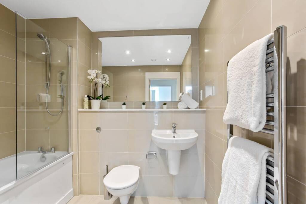 Stunning 2 Bed/2 Bath In Town Centre & Parking! Apartment Bracknell Exterior photo